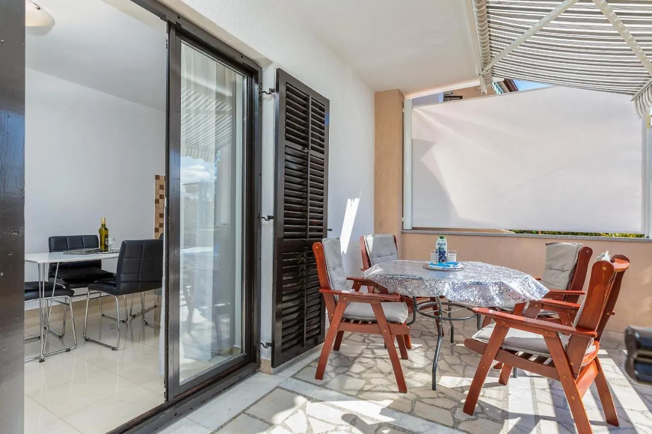 Dany Apartment Fazana 0*,